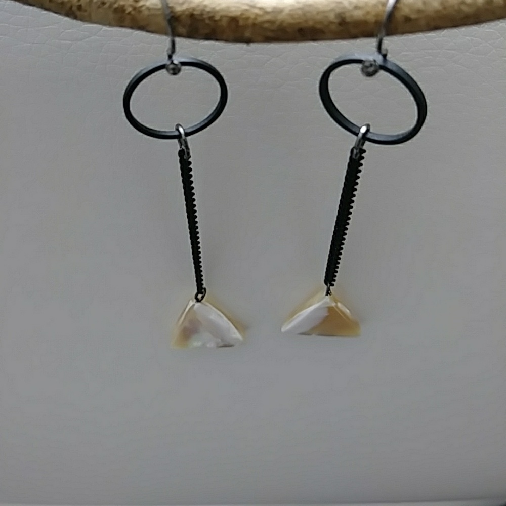 Pearl Shell Minimalist Triangle Earring - Picture 4 of 8